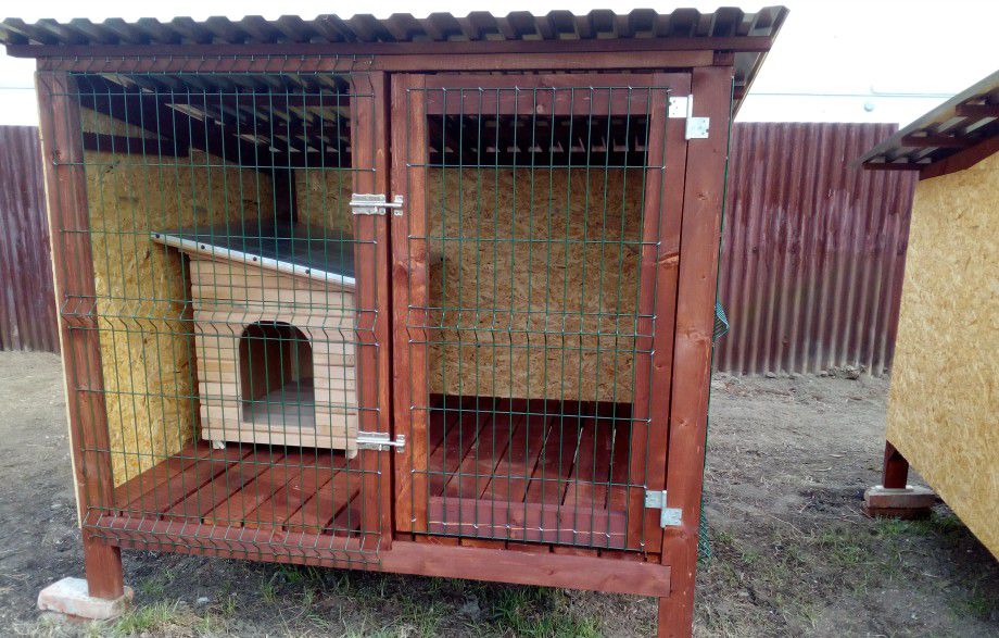 menšia exteriérová voliéra s búdou